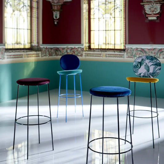 Set di tavolini alti dalla forma compatta, blu, per la casa